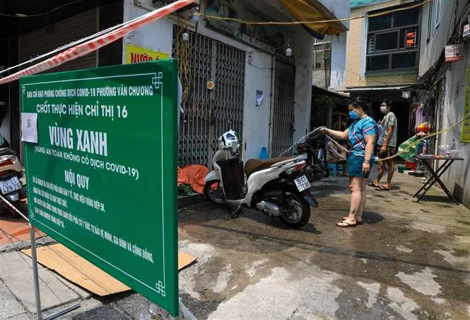 Cuộc sống của người dân 3 ổ dịch ở Hà Nội dần trở lại bình thường - Ảnh 10. Cuộc sống của người dân 3 ổ dịch ở Hà Nội dần trở lại bình thường - Ảnh 10.