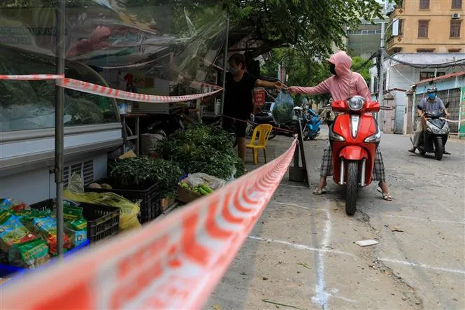 Cuộc sống của người dân 3 ổ dịch ở Hà Nội dần trở lại bình thường - Ảnh 8. Cuộc sống của người dân 3 ổ dịch ở Hà Nội dần trở lại bình thường - Ảnh 8.