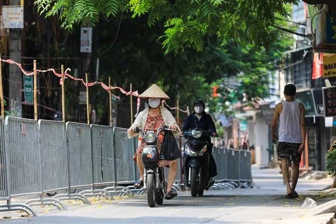 Cuộc sống của người dân 3 ổ dịch ở Hà Nội dần trở lại bình thường - Ảnh 2. Cuộc sống của người dân 3 ổ dịch ở Hà Nội dần trở lại bình thường - Ảnh 2.