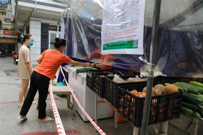 Cuộc sống của người dân 3 ổ dịch ở Hà Nội dần trở lại bình thường - Ảnh 20. Cuộc sống của người dân 3 ổ dịch ở Hà Nội dần trở lại bình thường - Ảnh 20.