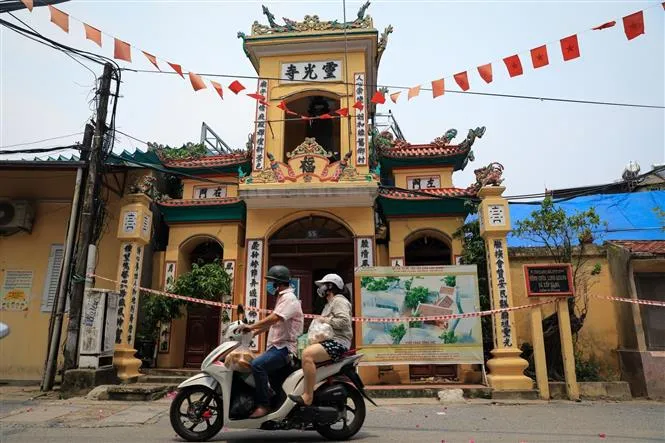 Cuộc sống của người dân 3 ổ dịch ở Hà Nội dần trở lại bình thường - Ảnh 12. Cuộc sống của người dân 3 ổ dịch ở Hà Nội dần trở lại bình thường - Ảnh 12.