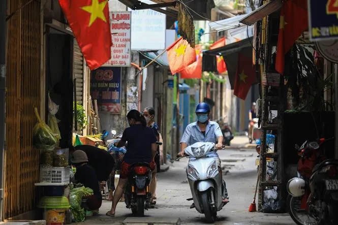 Cuộc sống của người dân 3 ổ dịch ở Hà Nội dần trở lại bình thường - Ảnh 7. Cuộc sống của người dân 3 ổ dịch ở Hà Nội dần trở lại bình thường - Ảnh 7.