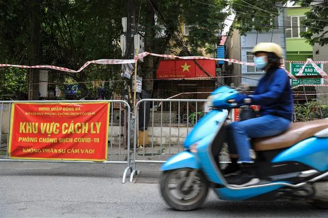 Cuộc sống của người dân 3 ổ dịch ở Hà Nội dần trở lại bình thường - Ảnh 1. Cuộc sống của người dân 3 ổ dịch ở Hà Nội dần trở lại bình thường - Ảnh 1.