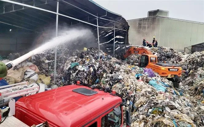 Dập tắt vụ cháy kho vật liệu tại cụm công nghiệp Hà Khánh (Quảng Ninh) - Ảnh 1. Dập tắt vụ cháy kho vật liệu tại cụm công nghiệp Hà Khánh (Quảng Ninh) - Ảnh 1.