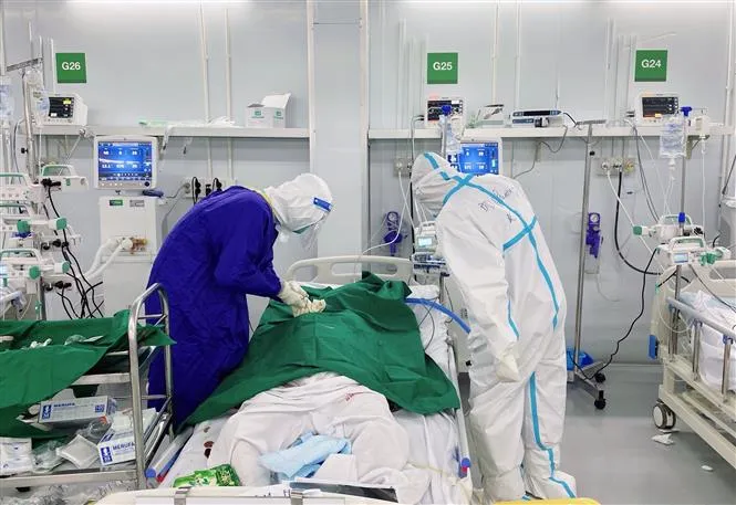 Bác sĩ điều trị bệnh nhân COVID-19: Không để sinh mệnh nào trôi qua một cách dễ dàng - Ảnh 1. Bác sĩ điều trị bệnh nhân COVID-19: Không để sinh mệnh nào trôi qua một cách dễ dàng - Ảnh 1.