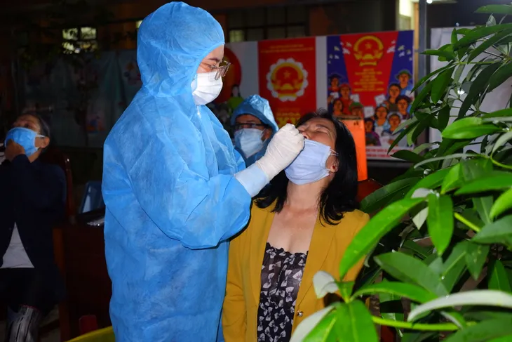 Không để nhân viên y tế làm việc liên tục, không có ngày nghỉ - Ảnh 1. Không để nhân viên y tế làm việc liên tục, không có ngày nghỉ - Ảnh 1.
