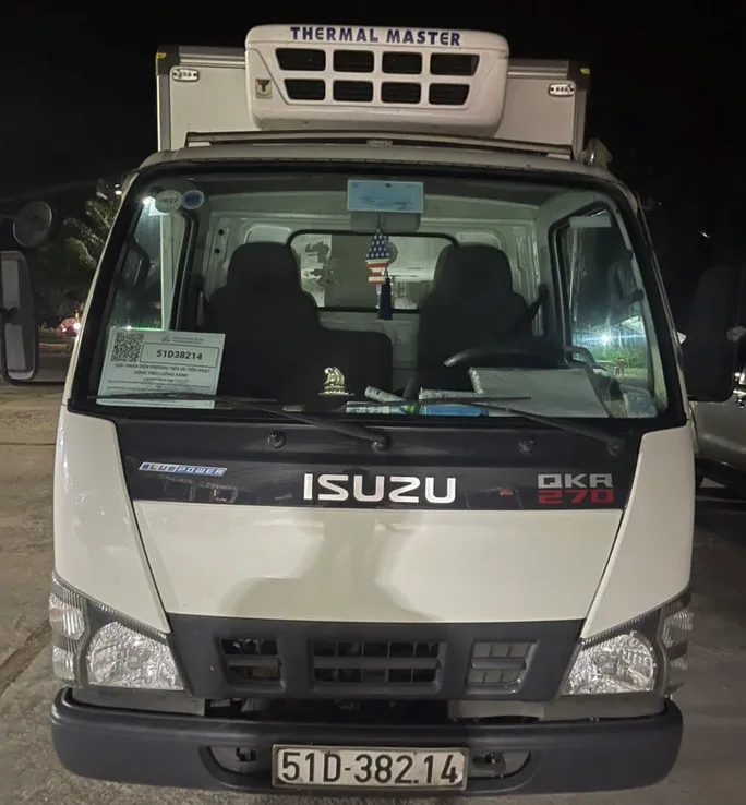 Giấu 15 người gồm cả trẻ em trong thùng xe đông lạnh để né chốt kiểm soát - Ảnh 1. Giấu 15 người gồm cả trẻ em trong thùng xe đông lạnh để né chốt kiểm soát - Ảnh 1.