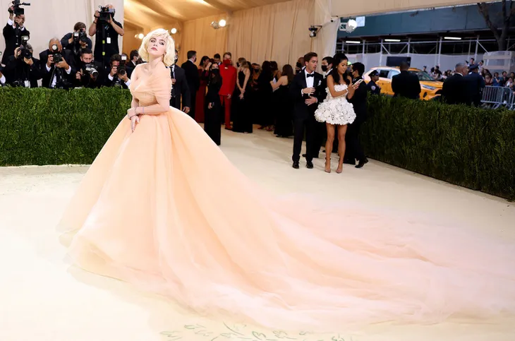 Billie Eilish tại Met Gala 2021: Đã tự tin với cơ thể bản thân - Ảnh 4. Billie Eilish tại Met Gala 2021: Đã tự tin với cơ thể bản thân - Ảnh 4.