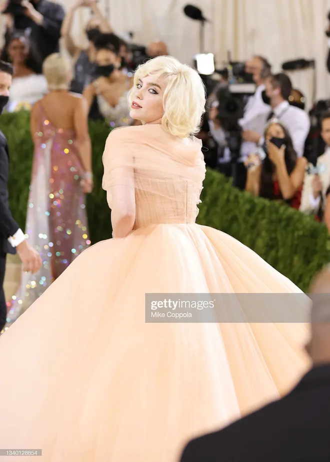 Billie Eilish tại Met Gala 2021: Đã tự tin với cơ thể bản thân - Ảnh 2. Billie Eilish tại Met Gala 2021: Đã tự tin với cơ thể bản thân - Ảnh 2.