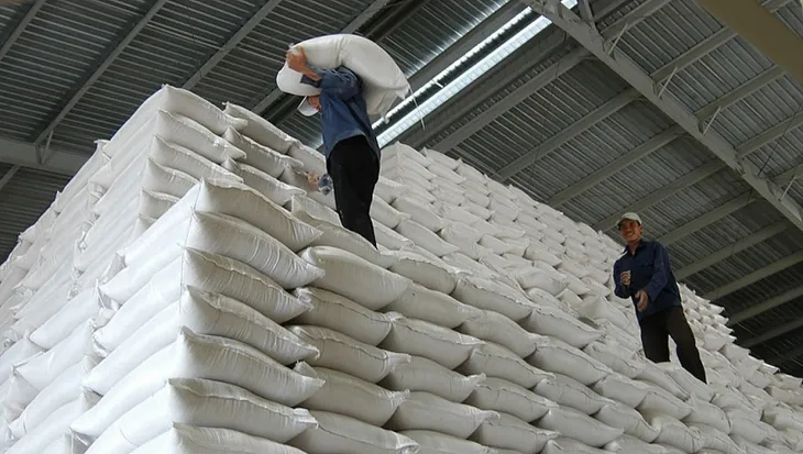 Mua thêm gạo dự trữ quốc gia hỗ trợ người dân gặp khó khăn do COVID-19 - Ảnh 1. Mua thêm gạo dự trữ quốc gia hỗ trợ người dân gặp khó khăn do COVID-19 - Ảnh 1.