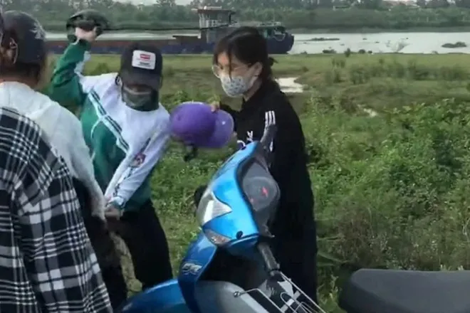 50 nữ sinh mang hung khí hỗn chiến trên bờ đê - Ảnh 1. 50 nữ sinh mang hung khí hỗn chiến trên bờ đê - Ảnh 1.