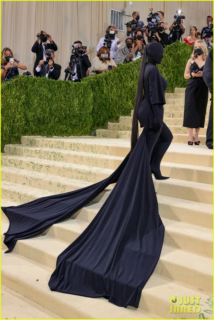 Cô Kim siêu vòng 3 gây choáng váng với trang phục kín mít, không hở một milimet da thịt tại Met Gala 2021 - Ảnh 3. Cô Kim siêu vòng 3 gây choáng váng với trang phục kín mít, không hở một milimet da thịt tại Met Gala 2021 - Ảnh 3.