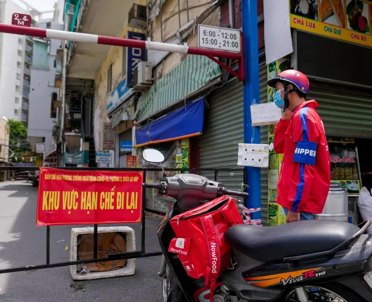 Cảm phục nỗ lực mưu sinh của những shipper bám trụ mặt đường giữa mùa dịch COVID-19 - Ảnh 1. Cảm phục nỗ lực mưu sinh của những shipper bám trụ mặt đường giữa mùa dịch COVID-19 - Ảnh 1.