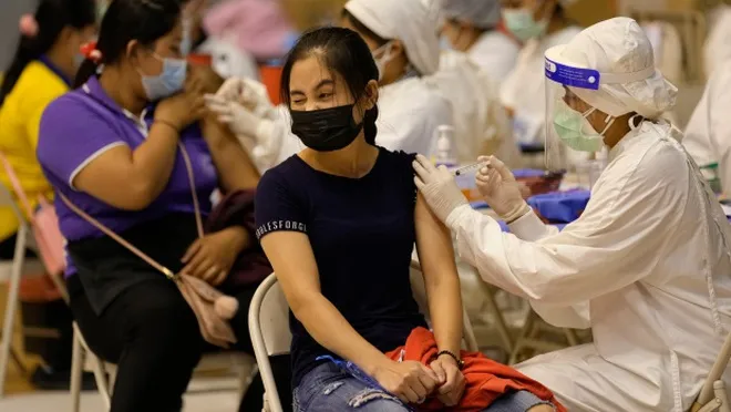 Số ca mắc mới và tử vong giảm mạnh, một bộ phận người dân Ấn Độ bỏ tiêm vaccine mũi hai - Ảnh 1. Số ca mắc mới và tử vong giảm mạnh, một bộ phận người dân Ấn Độ bỏ tiêm vaccine mũi hai - Ảnh 1.