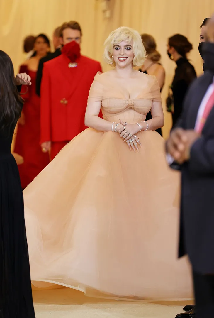 Billie Eilish tại Met Gala 2021: Đã tự tin với cơ thể bản thân - Ảnh 3. Billie Eilish tại Met Gala 2021: Đã tự tin với cơ thể bản thân - Ảnh 3.