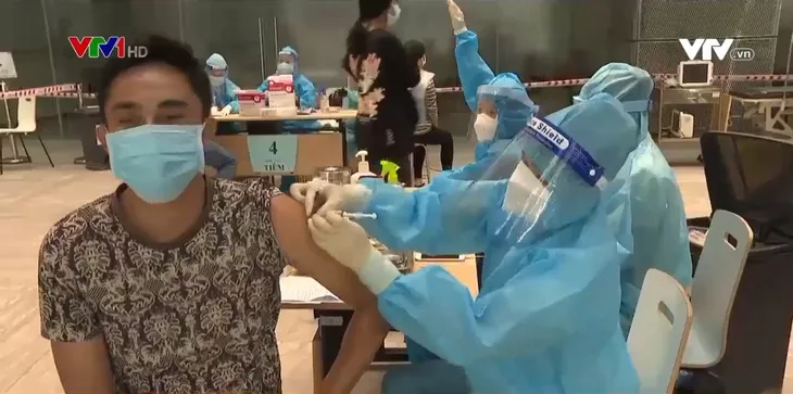 TP Hồ Chí Minh đẩy nhanh tiêm vaccine cho người lao động - Ảnh 1. TP Hồ Chí Minh đẩy nhanh tiêm vaccine cho người lao động - Ảnh 1.