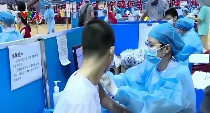 Tăng tốc tiêm vaccine, Trung Quốc tiếp tục kiểm soát chặt chẽ dịch bệnh - Ảnh 1. Tăng tốc tiêm vaccine, Trung Quốc tiếp tục kiểm soát chặt chẽ dịch bệnh - Ảnh 1.