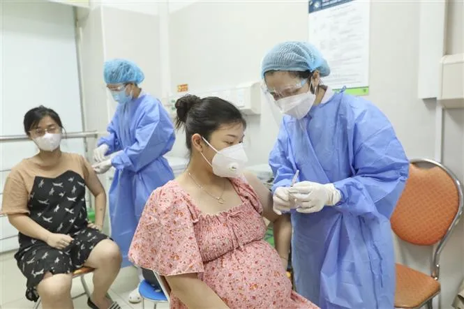Tiêm vaccine COVID-19 cho phụ nữ mang thai để bảo vệ mẹ và bé - Ảnh 1. Tiêm vaccine COVID-19 cho phụ nữ mang thai để bảo vệ mẹ và bé - Ảnh 1.