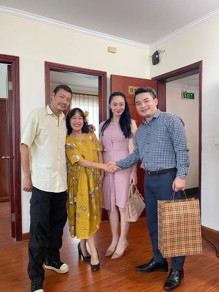 Hậu trường vui vẻ, thân thiết của dàn diễn viên Hương vị tình thân - Ảnh 4. Hậu trường vui vẻ, thân thiết của dàn diễn viên Hương vị tình thân - Ảnh 4.