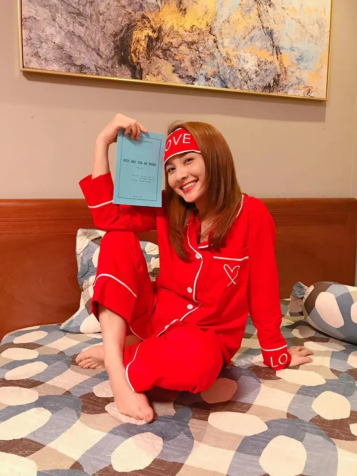 Thời trang đồ ngủ trên phim của Phương Oanh, Hồng Diễm cùng các nữ diễn viên - Ảnh 13. Thời trang đồ ngủ trên phim của Phương Oanh, Hồng Diễm cùng các nữ diễn viên - Ảnh 13.