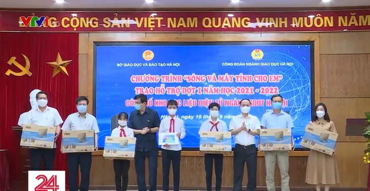 Nhường em, anh chị sang nhà bạn học nhờ vì thiếu thiết bị học trực tuyến - Ảnh 2. Nhường em, anh chị sang nhà bạn học nhờ vì thiếu thiết bị học trực tuyến - Ảnh 2.
