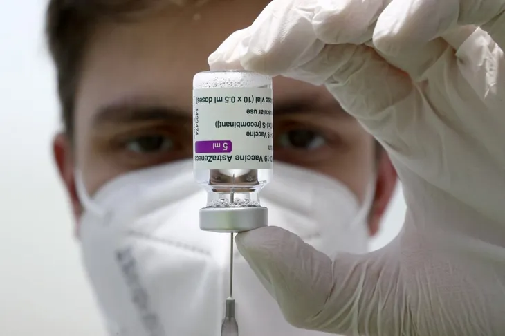 Kinh tế thế giới có thể “bốc hơi” hơn 2.000 tỷ USD vì phân phối vaccine không đều - Ảnh 1. Kinh tế thế giới có thể “bốc hơi” hơn 2.000 tỷ USD vì phân phối vaccine không đều - Ảnh 1.
