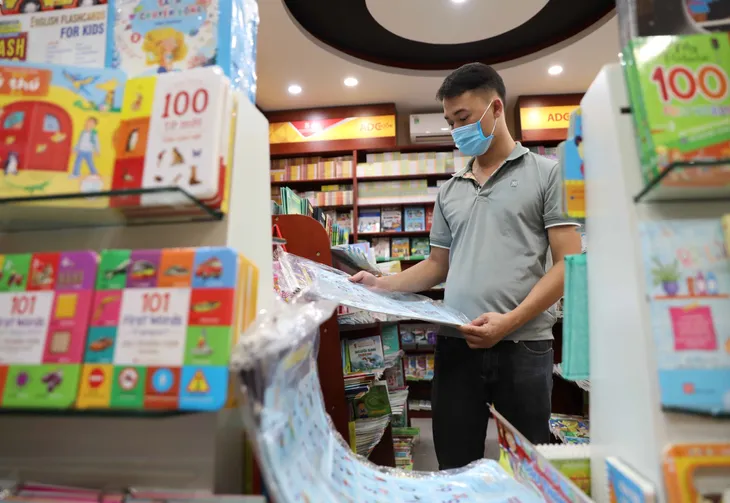 Nhiều nhà sách tại Hà Nội mở cửa trở lại - Ảnh 9. Nhiều nhà sách tại Hà Nội mở cửa trở lại - Ảnh 9.