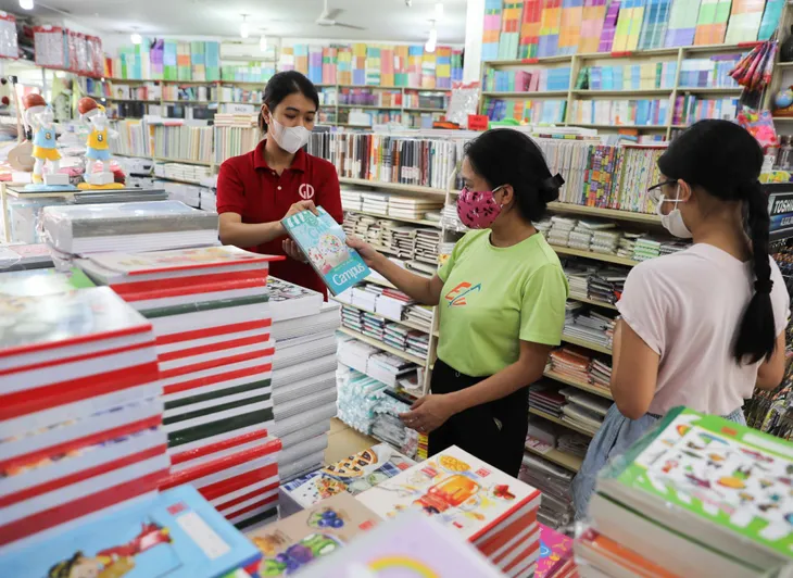 Chốt áp giá trần với vé máy bay, sách giáo khoa - Ảnh 2. Chốt áp giá trần với vé máy bay, sách giáo khoa - Ảnh 2.