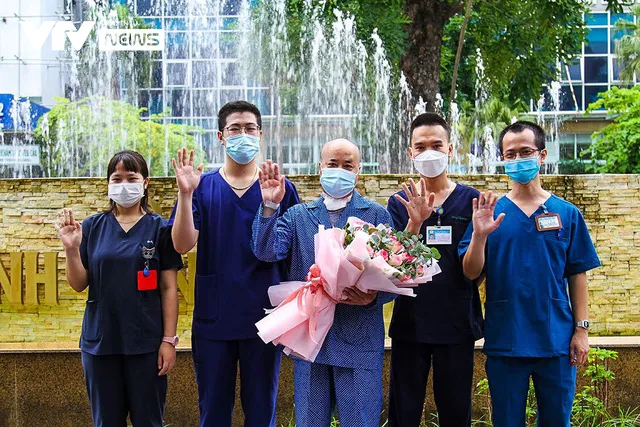 F0 phải can thiệp ECMO ở BV Thanh Nhàn kể chuyện trở về từ cõi chết - Ảnh 1. F0 phải can thiệp ECMO ở BV Thanh Nhàn kể chuyện trở về từ cõi chết - Ảnh 1.