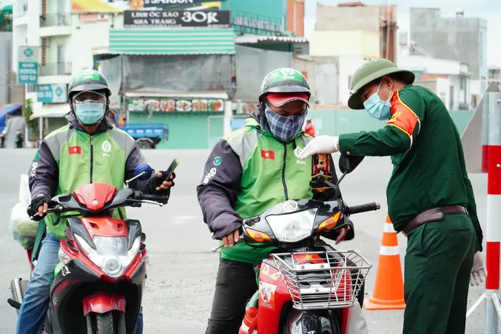Shipper tại TP Hồ Chí Minh rón rén nhận đơn - Ảnh 1. Shipper tại TP Hồ Chí Minh rón rén nhận đơn - Ảnh 1.