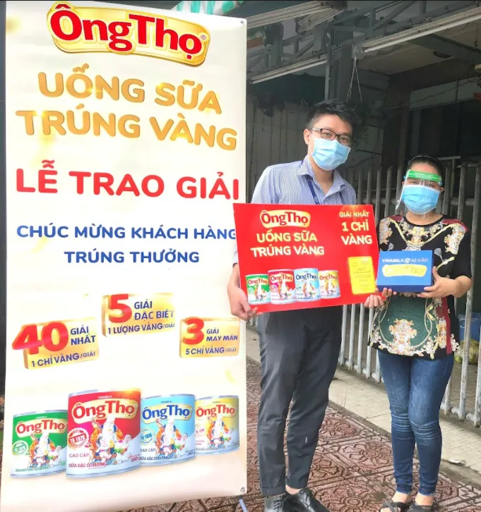 Người tiêu dùng bất ngờ nhận “lộc” từ chương trình mừng sinh nhật 45 năm của sữa đặc Ông Thọ - Ảnh 1. Người tiêu dùng bất ngờ nhận “lộc” từ chương trình mừng sinh nhật 45 năm của sữa đặc Ông Thọ - Ảnh 1.