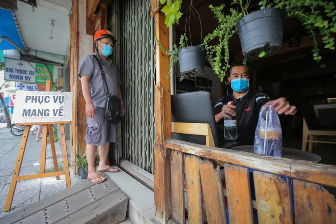 Trước 30/9, TP Hồ Chí Minh ưu tiên tiêm vaccine, thí điểm nới lỏng giãn cách và thẻ xanh COVID - Ảnh 2. Trước 30/9, TP Hồ Chí Minh ưu tiên tiêm vaccine, thí điểm nới lỏng giãn cách và thẻ xanh COVID - Ảnh 2.
