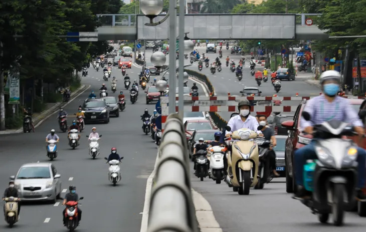 Hà Nội nhộn nhịp trở lại trong ngày đầu dỡ bỏ 39 chốt kiểm soát dịch - Ảnh 6. Hà Nội nhộn nhịp trở lại trong ngày đầu dỡ bỏ 39 chốt kiểm soát dịch - Ảnh 6.