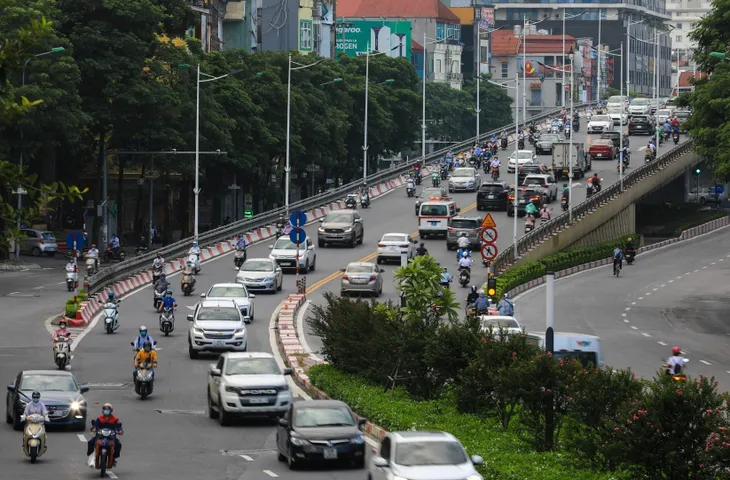 Hà Nội nhộn nhịp trở lại trong ngày đầu dỡ bỏ 39 chốt kiểm soát dịch - Ảnh 4. Hà Nội nhộn nhịp trở lại trong ngày đầu dỡ bỏ 39 chốt kiểm soát dịch - Ảnh 4.