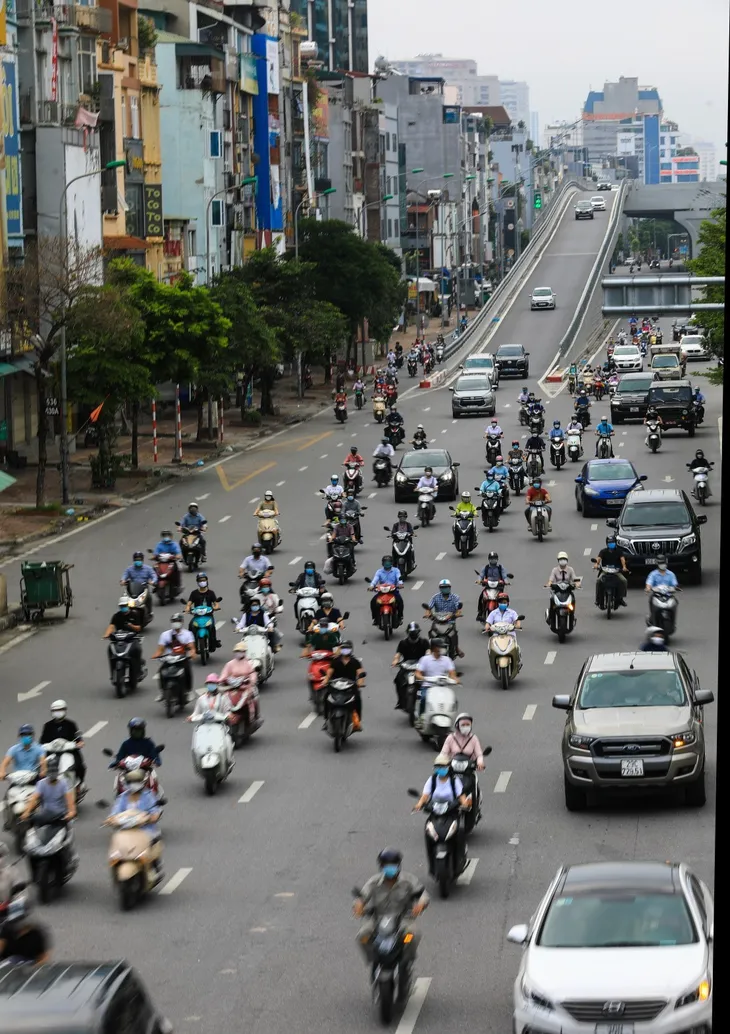 Hà Nội nhộn nhịp trở lại trong ngày đầu dỡ bỏ 39 chốt kiểm soát dịch - Ảnh 3. Hà Nội nhộn nhịp trở lại trong ngày đầu dỡ bỏ 39 chốt kiểm soát dịch - Ảnh 3.
