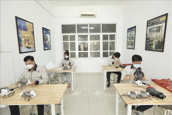 Việt Nam sáng chế thành công thiết bị bảo hộ chống COVID-19 lên tới 99% - Ảnh 7. Việt Nam sáng chế thành công thiết bị bảo hộ chống COVID-19 lên tới 99% - Ảnh 7.