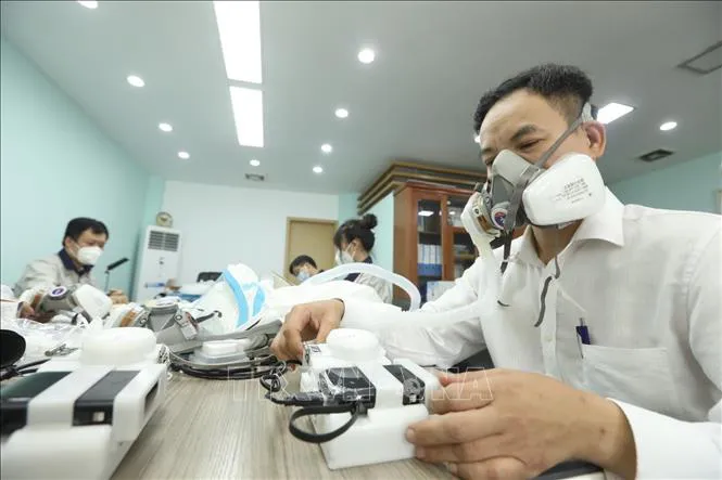 Việt Nam sáng chế thành công thiết bị bảo hộ chống COVID-19 lên tới 99% - Ảnh 3. Việt Nam sáng chế thành công thiết bị bảo hộ chống COVID-19 lên tới 99% - Ảnh 3.
