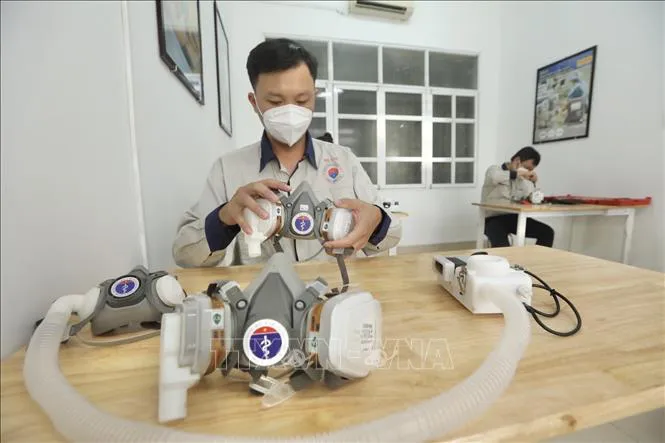 Việt Nam sáng chế thành công thiết bị bảo hộ chống COVID-19 lên tới 99% - Ảnh 5. Việt Nam sáng chế thành công thiết bị bảo hộ chống COVID-19 lên tới 99% - Ảnh 5.