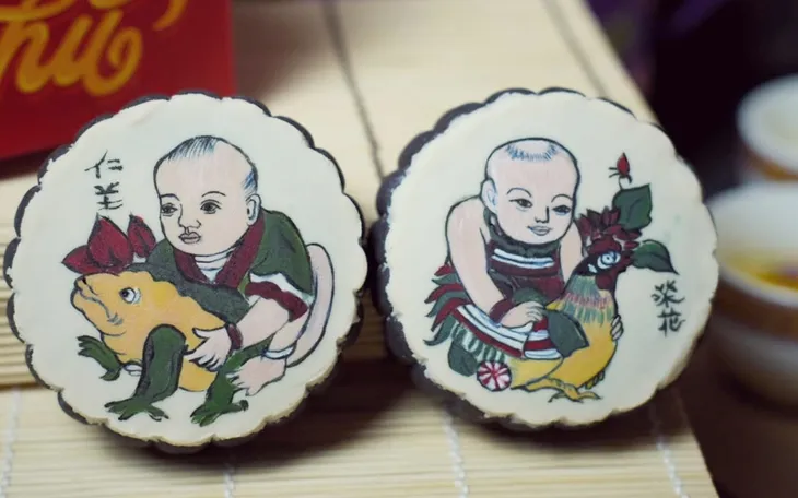 “Khoác áo mới” cho bánh Trung thu bằng tranh Đông Hồ - Ảnh 1. “Khoác áo mới” cho bánh Trung thu bằng tranh Đông Hồ - Ảnh 1.