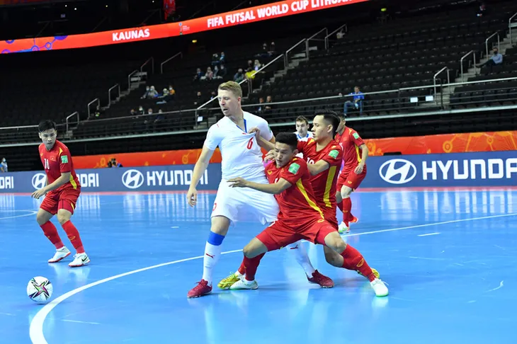 Buộc CH Séc phải chia điểm, ĐT futsal Việt Nam xuất sắc giành vé vào vòng 1/8 - Ảnh 3. Buộc CH Séc phải chia điểm, ĐT futsal Việt Nam xuất sắc giành vé vào vòng 1/8 - Ảnh 3.