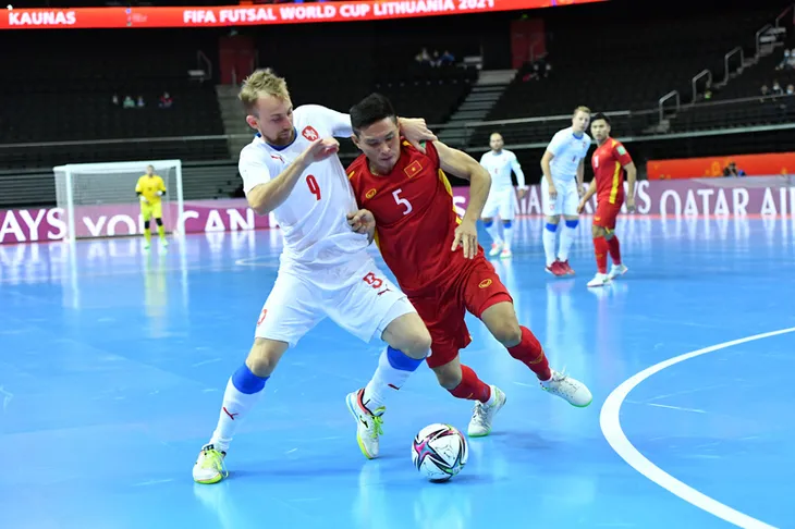 Buộc CH Séc phải chia điểm, ĐT futsal Việt Nam xuất sắc giành vé vào vòng 1/8 - Ảnh 4. Buộc CH Séc phải chia điểm, ĐT futsal Việt Nam xuất sắc giành vé vào vòng 1/8 - Ảnh 4.