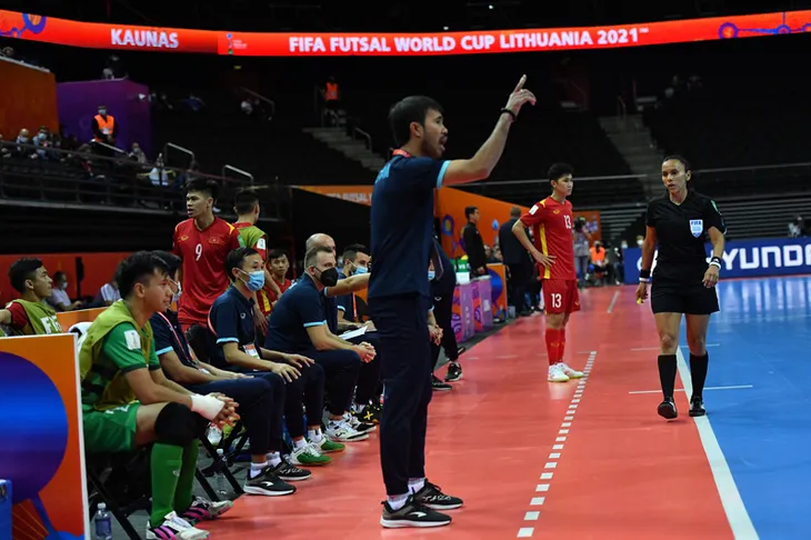 Buộc CH Séc phải chia điểm, ĐT futsal Việt Nam xuất sắc giành vé vào vòng 1/8 - Ảnh 5. Buộc CH Séc phải chia điểm, ĐT futsal Việt Nam xuất sắc giành vé vào vòng 1/8 - Ảnh 5.