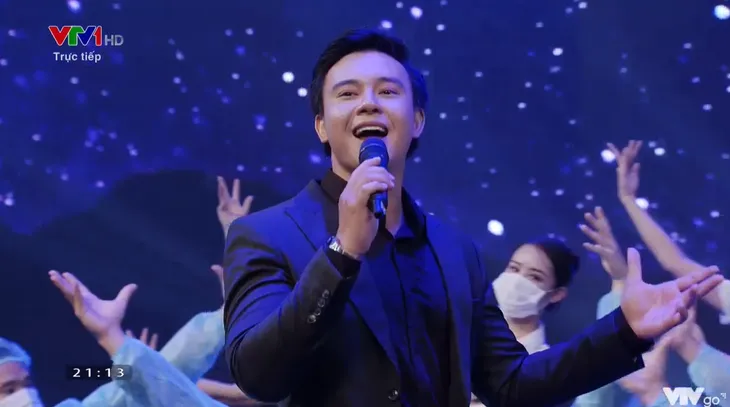 Chương trình giao lưu nghệ thuật Dáng hình đất nước: Xúc động giây phút nhớ về Bác, cùng nhau quyết tâm chiến thắng dịch bệnh - Ảnh 7. Chương trình giao lưu nghệ thuật Dáng hình đất nước: Xúc động giây phút nhớ về Bác, cùng nhau quyết tâm chiến thắng dịch bệnh - Ảnh 7.
