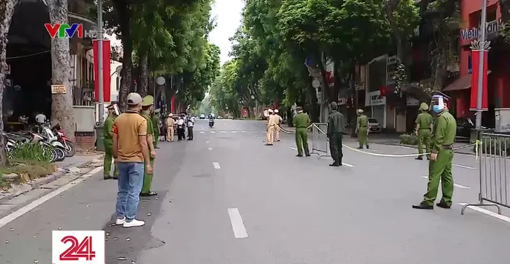 Hà Nội tăng cường kiểm soát người dân ra đường dịp nghỉ lễ 2/9 - Ảnh 2. Hà Nội tăng cường kiểm soát người dân ra đường dịp nghỉ lễ 2/9 - Ảnh 2.