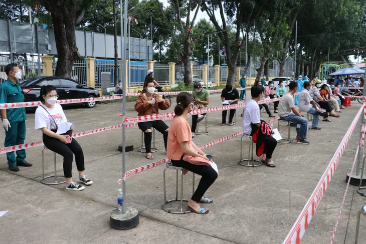 Người dân Bình Dương đồng loạt đi tiêm vaccine Vero Cell trong ngày Quốc khánh - Ảnh 4. Người dân Bình Dương đồng loạt đi tiêm vaccine Vero Cell trong ngày Quốc khánh - Ảnh 4.