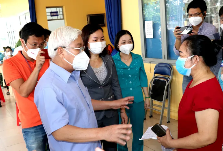 Người dân Bình Dương đồng loạt đi tiêm vaccine Vero Cell trong ngày Quốc khánh - Ảnh 13. Người dân Bình Dương đồng loạt đi tiêm vaccine Vero Cell trong ngày Quốc khánh - Ảnh 13.