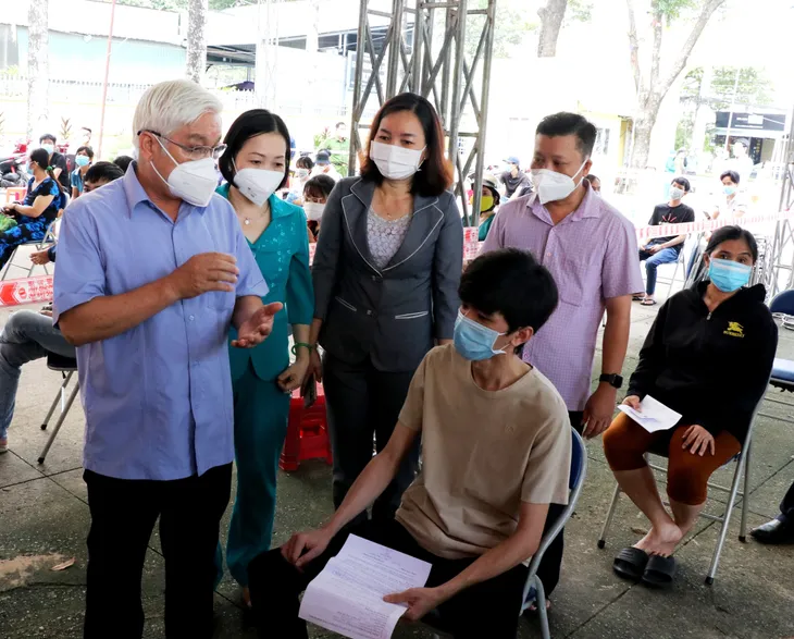 Người dân Bình Dương đồng loạt đi tiêm vaccine Vero Cell trong ngày Quốc khánh - Ảnh 14. Người dân Bình Dương đồng loạt đi tiêm vaccine Vero Cell trong ngày Quốc khánh - Ảnh 14.
