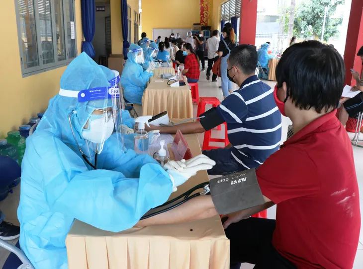Người dân Bình Dương đồng loạt đi tiêm vaccine Vero Cell trong ngày Quốc khánh - Ảnh 5. Người dân Bình Dương đồng loạt đi tiêm vaccine Vero Cell trong ngày Quốc khánh - Ảnh 5.