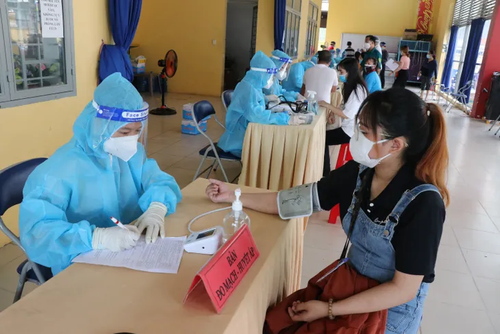 Người dân Bình Dương đồng loạt đi tiêm vaccine Vero Cell trong ngày Quốc khánh - Ảnh 6. Người dân Bình Dương đồng loạt đi tiêm vaccine Vero Cell trong ngày Quốc khánh - Ảnh 6.