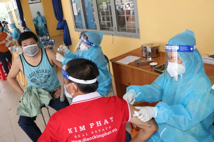 Người dân Bình Dương đồng loạt đi tiêm vaccine Vero Cell trong ngày Quốc khánh - Ảnh 9. Người dân Bình Dương đồng loạt đi tiêm vaccine Vero Cell trong ngày Quốc khánh - Ảnh 9.